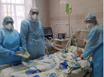 «Воины света»: на Виннитчине медики сутками спасают жизнь ребенка, больного COVID-19 (фото)