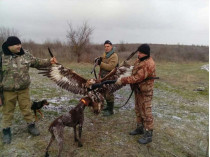 Фото охотников с убитой птицей из Красной книги