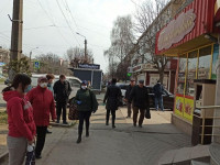 Перед комендантским часом в Черновцах люди штурмовали магазины (фото)