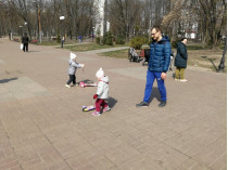 Дети и взрослые в парке 