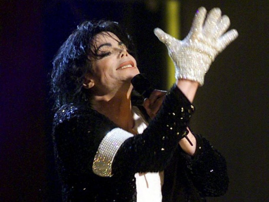 Майкл Джексон в знаменитой перчатке