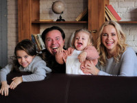 Лилия Ребрик с мужем и дочками