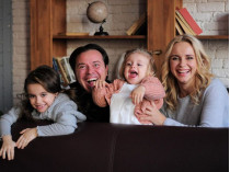 Лилия Ребрик с мужем и дочками