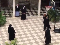 Монахини играют в баскетбол