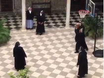 Монахини играют в баскетбол