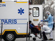В Париже забирают больного коронавирусом