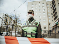 Число заболевших COVID-19 в общежитии под Киевом растет: здание оцепила Нацгвардия (фото, видео)