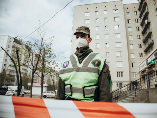 Число заболевших COVID-19 в общежитии под Киевом растет: здание оцепила Нацгвардия (фото, видео)
