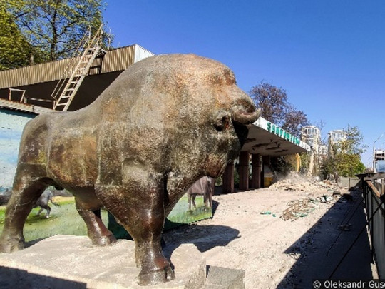 Скульптура зубра в Киевском зоопарке