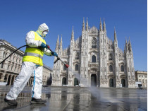 Дезинфекция площади перед собором в Милане