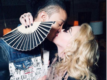 Мадонна целуется с бойфрендом