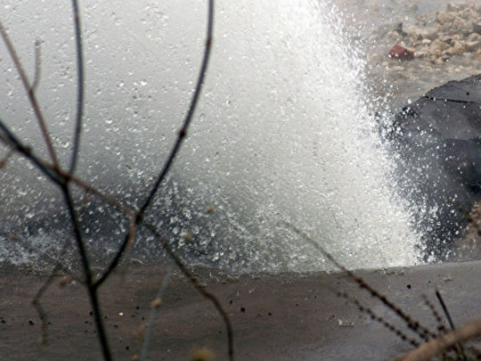 В Киеве из-под земли забил огромный фонтан: происшествие попало на видео