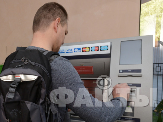 Человек у банкомата