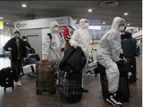 Пассажиры в одном из аэропортов Китая