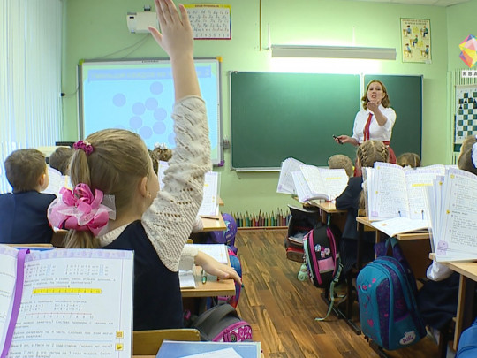 Учительница из Днепра поздравила школьников открыткой со Сталиным (фото)