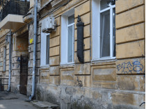 горельеф на доме, где жил писатель Жаботинский 