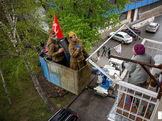В России изолированных ветеранов войны поздравили с Днем победы с автовышек (фото)