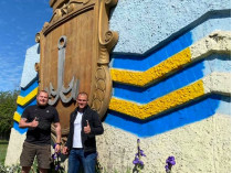 стелу в Одессе раскрасили в украинские цвета