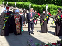 митрополит Онуфрий и делегация лавры в парке Вечной Славы