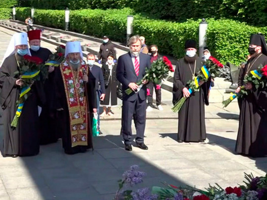 митрополит Онуфрий и делегация лавры в парке Вечной Славы