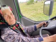 Дрифт на грузовике: 90-летняя бабушка из Закарпатья взорвала сеть новым видео