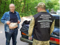 Луганчанин пытался провезти в Киев 800 тысяч гривен, приклеив деньги к телу скотчем (фото)