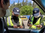 Смеялись в лицо и угрожали убить: полицейских обвинили в издевательстве над фронтовыми волонтерами (фото) 