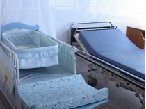 палата в больнице для матери и ребенка