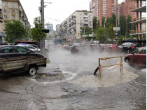 «Горячий апокалипсис»: оживленную улицу в центре Киева залило кипятком (фото, видео) 