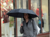 девушка под зонтиком