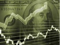 Доллар неожиданно вырос впервые с начала мая