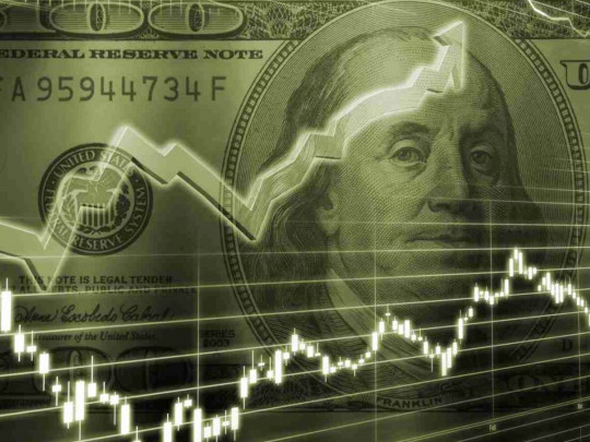 Доллар неожиданно вырос впервые с начала мая
