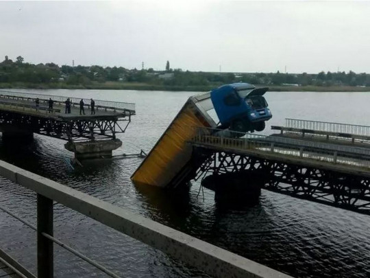 В Никополе рухнул мост