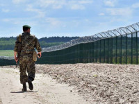 Стена на границе с РФ