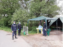 Бунт на Закарпатье: жители закрытого на карантин села отказываются его соблюдать (фото)