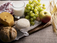 Молочные продукты, хлеб и фрукты