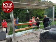 В Киеве авто влетело в остановку с людьми: фото с места ЧП