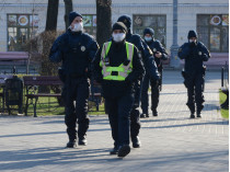 Полицейские в медицинских масках