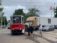 В центре Николаева фура протаранила трамвай, полный пассажиров (фото)