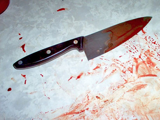 нож в крови