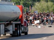 Протесты в США: автоцистерна въехала в толпу митингующих людей (видео)