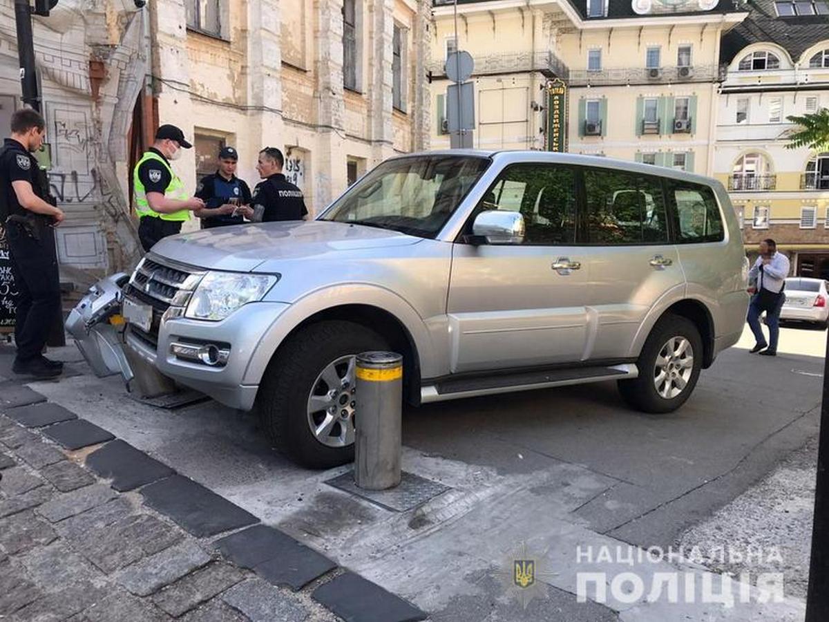 В Киеве мужчина угнал авто посла и устроил ДТП: детали и фото инцидента -  «ФАКТЫ»