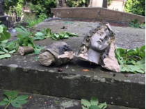Ураган устроил погром на знаменитом Лычаковском кладбище Львова: повреждены десятки памятников (фото)