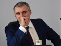 Мэр Николаева попал в скандал из-за неприличного жеста в адрес депутатов (видео)