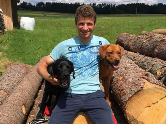 Томас Мюллер с собаками 