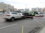 Появилось видео с моментом аварии на Академгородке в Киеве, где снесли авто полиции