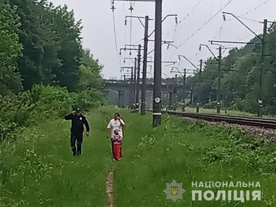 Пыталась броситься под поезд: на Житомирщине спасли от жуткой гибели мать с 5-летней дочкой