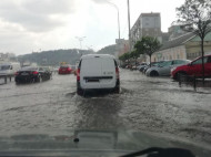 Подол ушел под воду, а деревья ломались, как спички: на Киев обрушилась непогода (фото, видео)