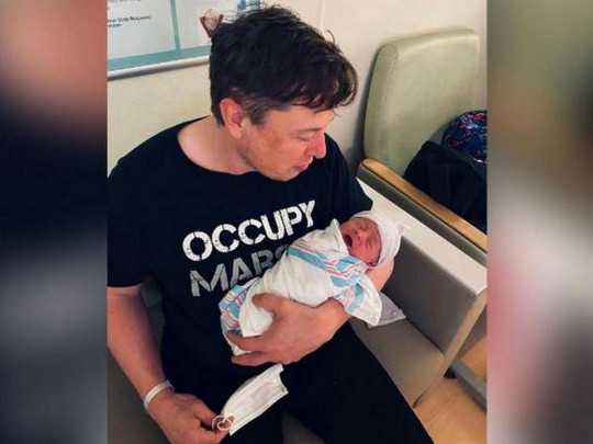 Илон Маск с новорожденным