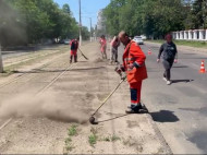 В Одессе коммунальщики стригли "невидимую" траву: видео озадачило сеть